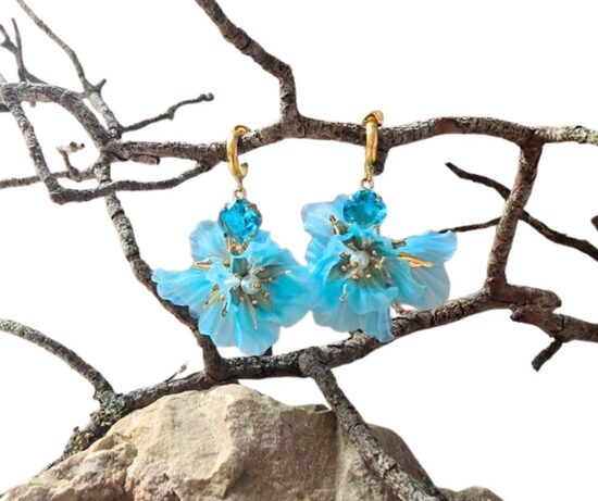 Gaiši zili ziedu auskari